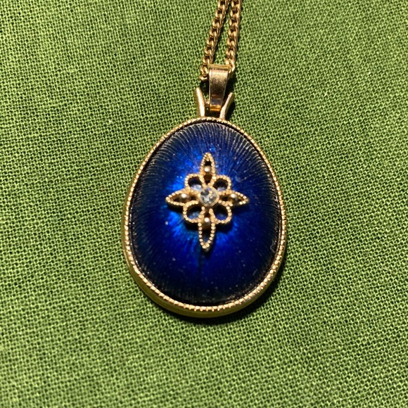 Avon Jewelry - Gold Tone Blue Enamel Oval Pendant Necklace - Avon